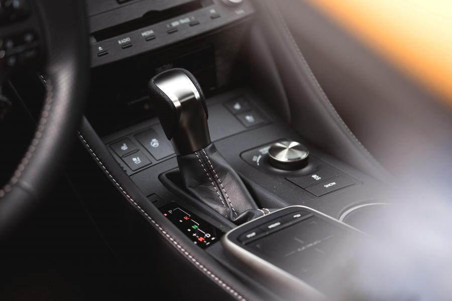 Детали интерьера Lexus RC350 AWD F-Sport 2018 года  (NA) (фото 11 из 20)